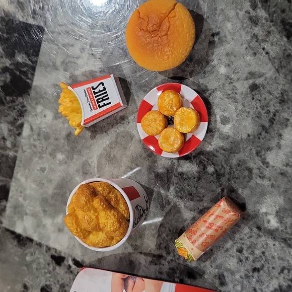 Zuru Mini Brands KFC Set - Picture 2 of 3